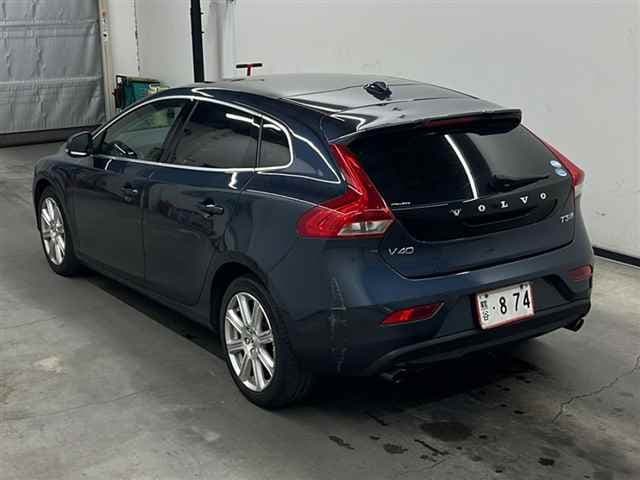 2020 VOLVO V40