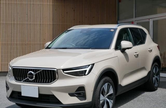 2025 VOLVO XC40