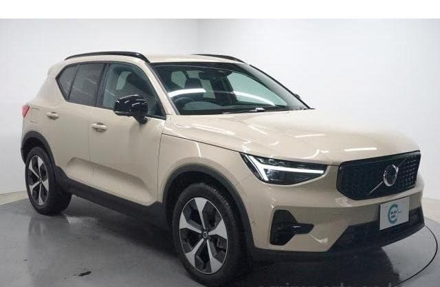2026 VOLVO XC40